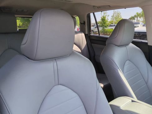 Used 2022 Toyota Highlander XLE FWD image 7