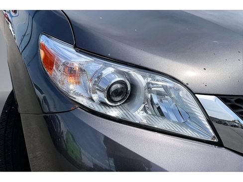 Used 2017 Toyota Sienna XLE w/ XLE Navigation Package AWD/4WD image 33