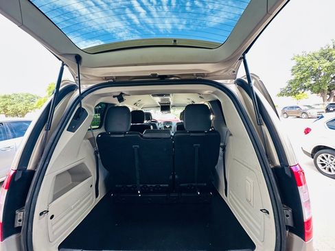 Used 2014 Chrysler Town & Country Touring FWD image 18