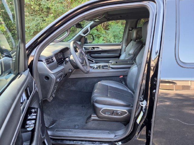 Used 2025 Jeep Wagoneer Series III w/ Premium Group I AWD/4WD image 17