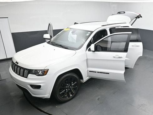 Used 2019 Jeep Grand Cherokee Altitude image 36