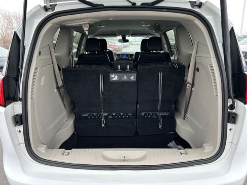 Used 2020 Chrysler Pacifica Touring-L image 15