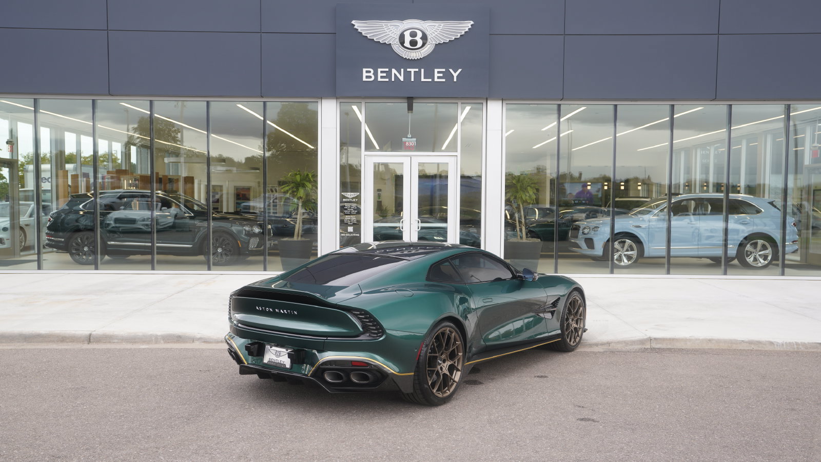 Used 2025 Aston Martin Vanquish RWD image 3