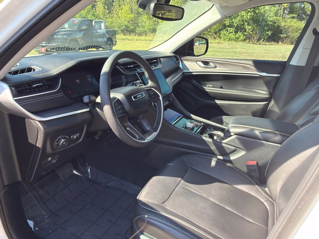 Used 2023 Jeep Grand Cherokee Limited w/ Black Appearance Package RWD image 15