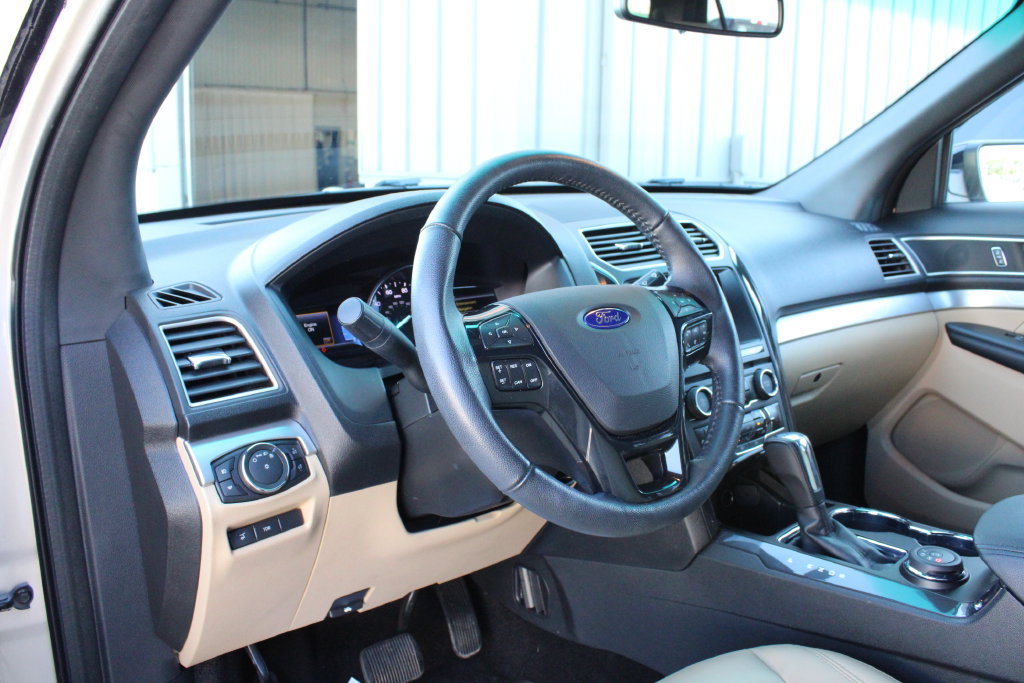 Used 2017 Ford Explorer XLT w/ Equipment Group 202A AWD/4WD image 2
