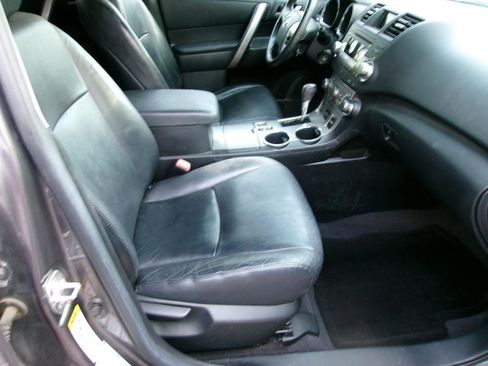 Used 2011 Toyota Highlander SE w/ Tow Pkg AWD/4WD image 4