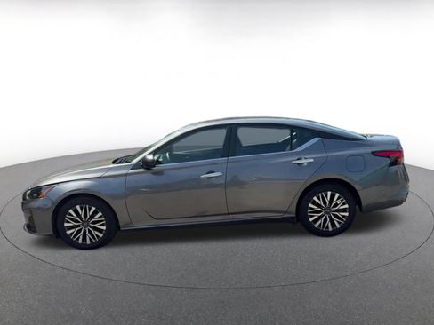 Used 2025 Nissan Altima 2.5 SV FWD image 8