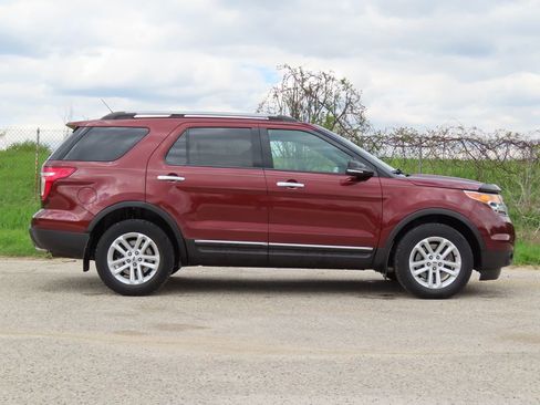Used 2015 Ford Explorer XLT w/ Equipment Group 202B AWD/4WD image 2