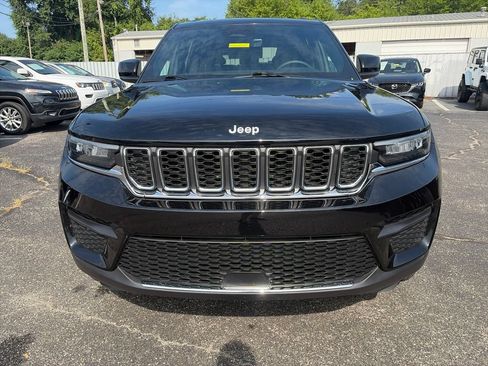 Used 2025 Jeep Grand Cherokee Laredo X w/ Luxury Tech Group I AWD/4WD image 2