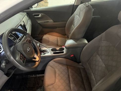 Used 2017 Kia Niro LX FWD image 11