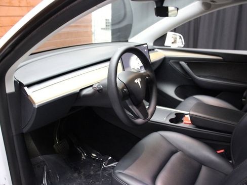 Used 2023 Tesla Model Y Long Range image 13