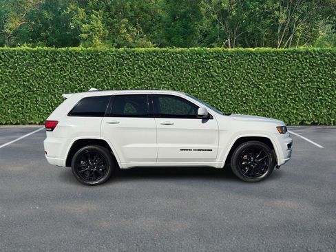 Used 2017 Jeep Grand Cherokee Altitude RWD image 2