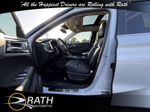 New 2025 Mitsubishi Outlander SE image 12