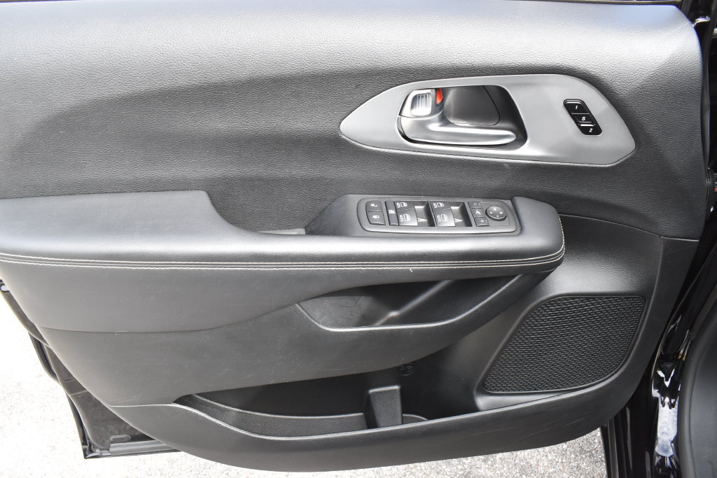 Used 2025 Chrysler Pacifica Limited FWD image 20