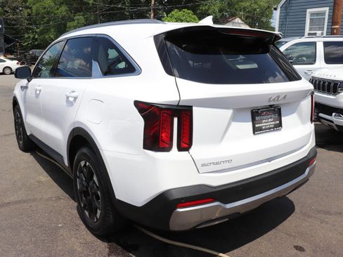 Used 2024 Kia Sorento S FWD image 3