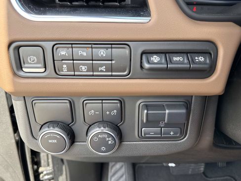Used 2023 Chevrolet Suburban High Country w/ Advanced Technology Package RWD image 33