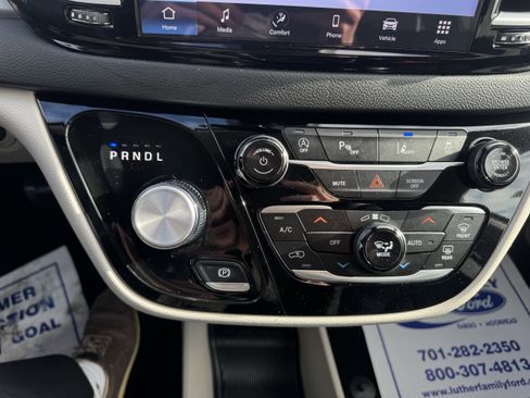 Used 2024 Chrysler Pacifica Touring-L image 17