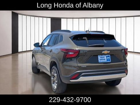 Used 2024 Chevrolet Trax LT FWD image 7