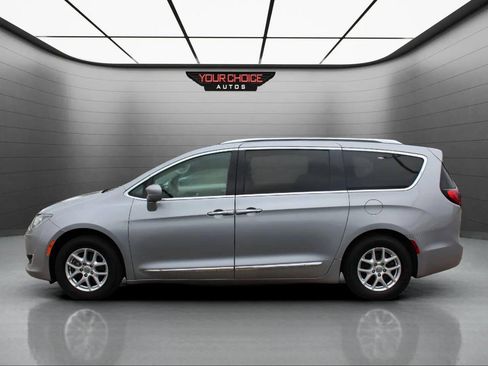 Used 2020 Chrysler Pacifica Touring-L FWD image 2