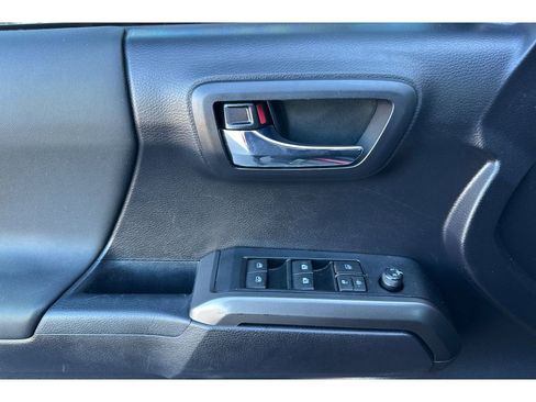 Used 2020 Toyota Tacoma 2WD Double Cab image 11