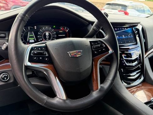 Used 2019 Cadillac Escalade Luxury AWD/4WD image 7