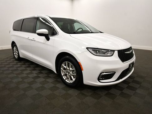 Used 2023 Chrysler Pacifica Touring-L FWD image 9