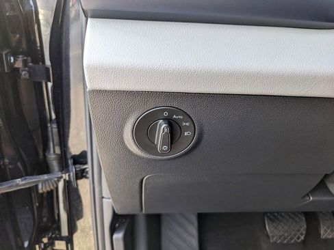 Used 2023 Volkswagen Taos SE w/ Panoramic Sunroof Package image 24