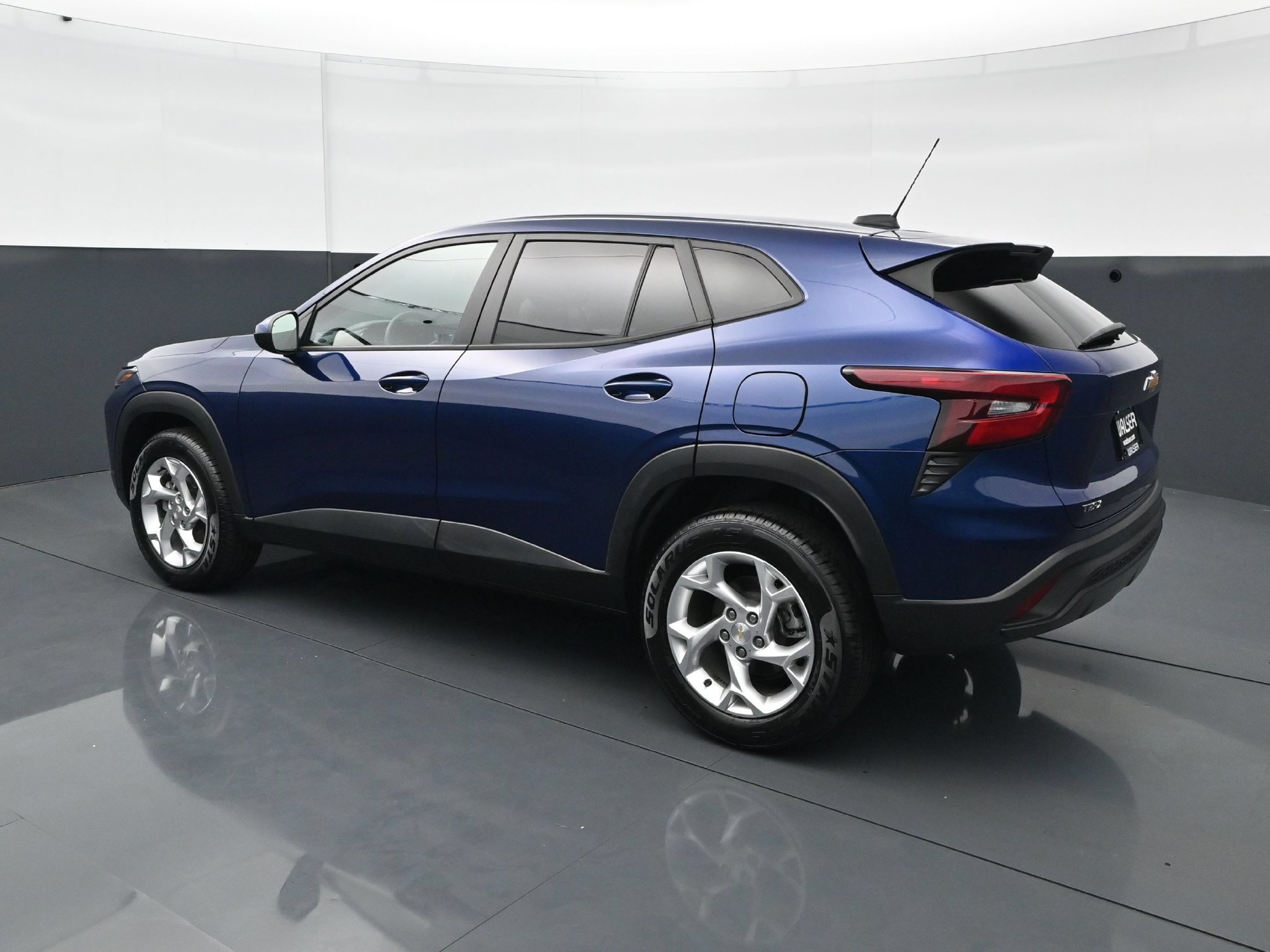 Used 2024 Chevrolet Trax LS w/ LS Convenience Package FWD image 4