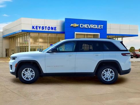 Used 2024 Jeep Grand Cherokee Laredo RWD image 4
