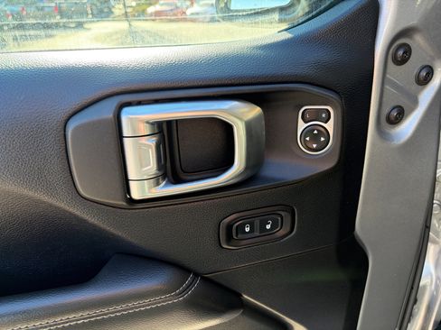 Used 2018 Jeep Wrangler Unlimited Sahara image 11