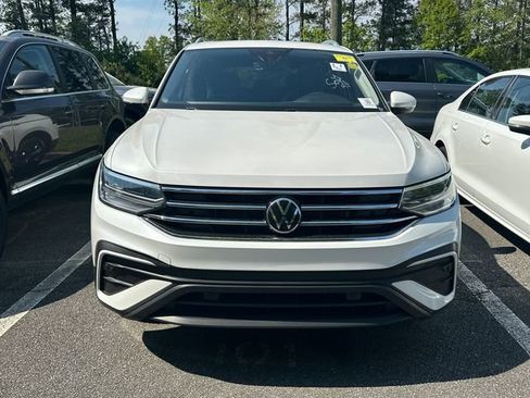 Used 2023 Volkswagen Tiguan SE w/ Panoramic Sunroof Package image 2