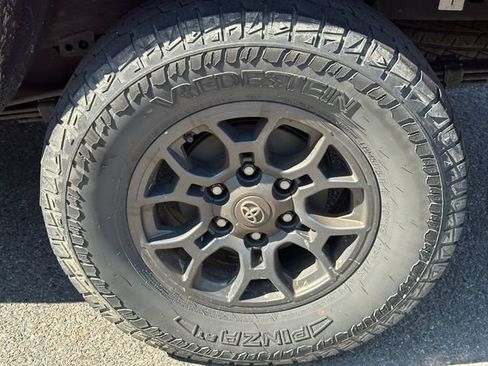 Used 2018 Toyota Tacoma SR5 AWD/4WD image 13