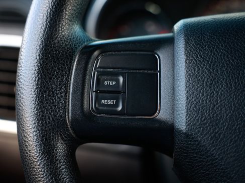 Used 2014 Dodge Avenger SE image 25