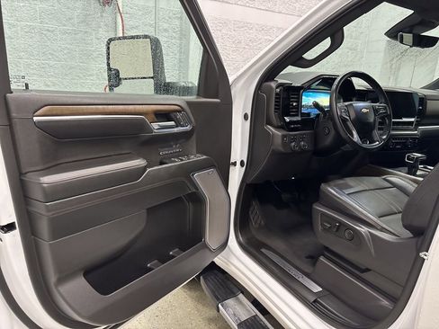 Used 2024 Chevrolet Silverado 1500 High Country w/ Technology Package AWD/4WD image 15