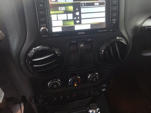 Used 2017 Jeep Wrangler Sahara AWD/4WD image 7