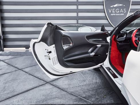 Used 2025 Ferrari SF90 Spider image 32