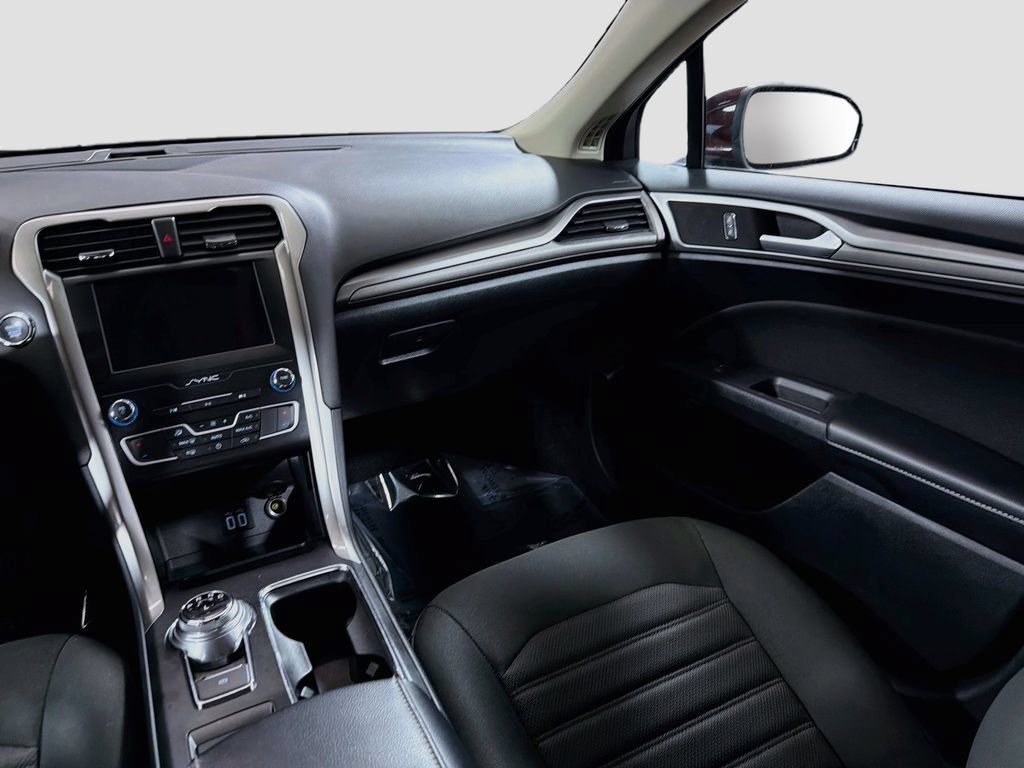 Used 2019 Ford Fusion SE FWD image 23