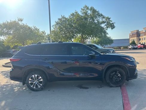 Used 2021 Toyota Highlander XLE AWD/4WD image 4