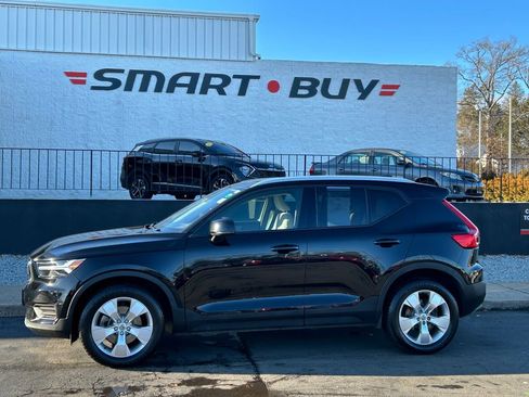 Used 2020 Volvo XC40 T4 Momentum w/ Premium Package image 9