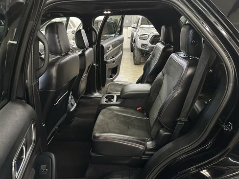 Used 2018 Ford Explorer XLT w/ XLT Appearance Package AWD/4WD image 14