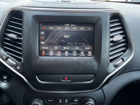 Used 2019 Jeep Cherokee Latitude Plus AWD/4WD image 12