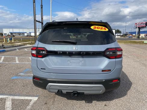 Used 2025 Honda Pilot TrailSport image 4