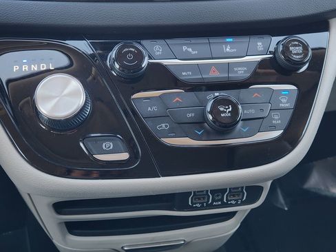 Used 2023 Chrysler Pacifica Touring-L image 20