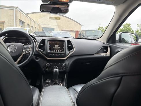 Used 2017 Jeep Cherokee Limited w/ Technology Group AWD/4WD image 8