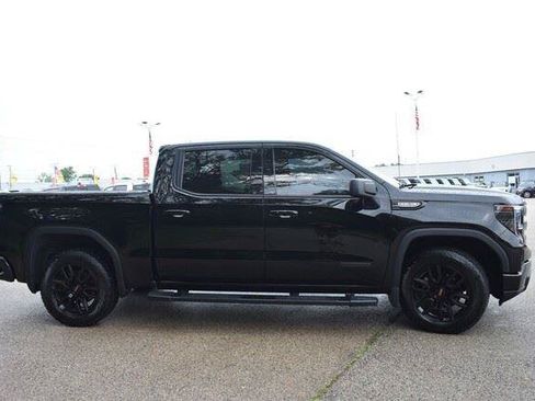 Used 2022 GMC Sierra 1500 Elevation w/ LPO, Elevation Black Package AWD/4WD image 9