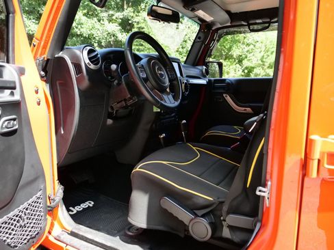 Used 2015 Jeep Wrangler Unlimited Sahara w/ Max Tow Package AWD/4WD image 23