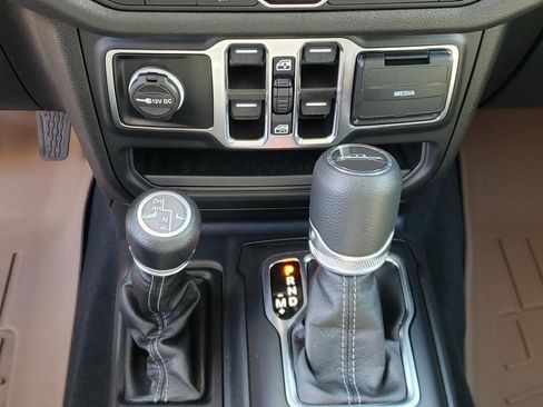 Used 2025 Jeep Gladiator Sport image 21
