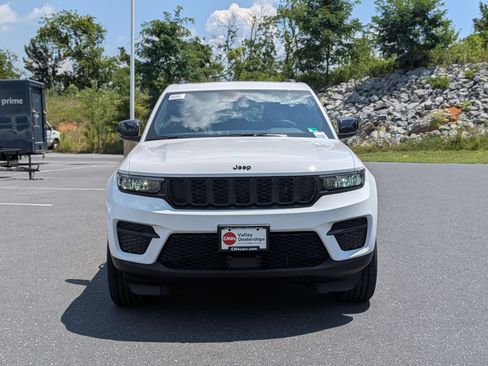 New 2025 Jeep Grand Cherokee Altitude image 2