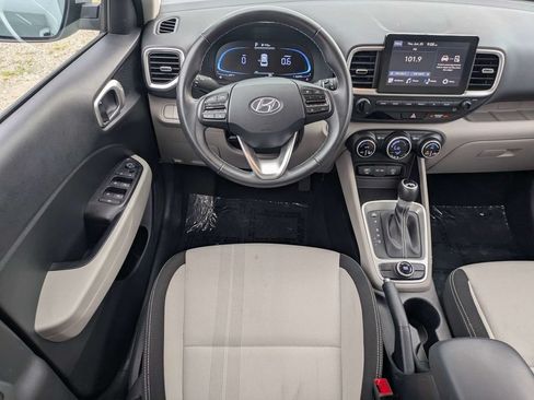 Used 2025 Hyundai Venue SEL FWD image 16