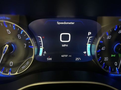 Used 2023 Chrysler Pacifica Touring-L image 4